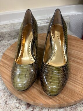 BC/BGirls size 6 snake skin leather pumps